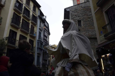 Imágenes del recorrido de los gigantes y cabezudos de Pamplona por San Saturnino