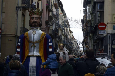 Imágenes del recorrido de los gigantes y cabezudos de Pamplona por San Saturnino