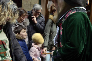 Imágenes del recorrido de los gigantes y cabezudos de Pamplona por San Saturnino