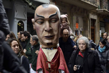 Imágenes del recorrido de los gigantes y cabezudos de Pamplona por San Saturnino