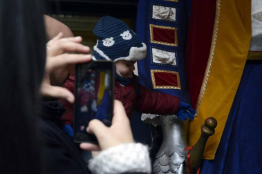 Imágenes del recorrido de los gigantes y cabezudos de Pamplona por San Saturnino