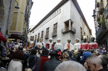 Imágenes del recorrido de los gigantes y cabezudos de Pamplona por San Saturnino