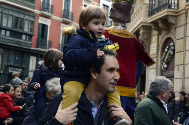 Imágenes del recorrido de los gigantes y cabezudos de Pamplona por San Saturnino