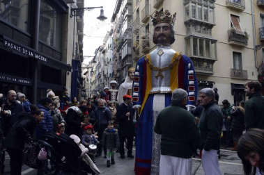 Imágenes del recorrido de los gigantes y cabezudos de Pamplona por San Saturnino