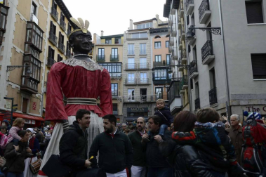 Imágenes del recorrido de los gigantes y cabezudos de Pamplona por San Saturnino