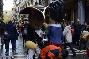 Imágenes del recorrido de los gigantes y cabezudos de Pamplona por San Saturnino