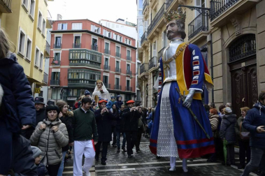 Imágenes del recorrido de los gigantes y cabezudos de Pamplona por San Saturnino