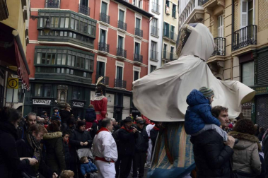 Imágenes del recorrido de los gigantes y cabezudos de Pamplona por San Saturnino