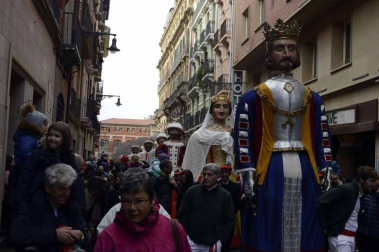 Imágenes del recorrido de los gigantes y cabezudos de Pamplona por San Saturnino