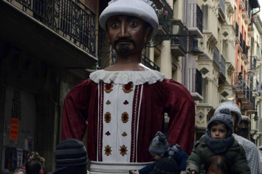 Imágenes del recorrido de los gigantes y cabezudos de Pamplona por San Saturnino
