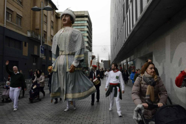 Imágenes del recorrido de los gigantes y cabezudos de Pamplona por San Saturnino