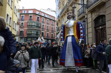 Imágenes del recorrido de los gigantes y cabezudos de Pamplona por San Saturnino