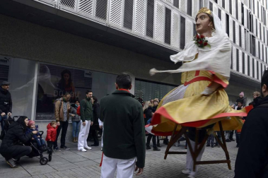 Imágenes del recorrido de los gigantes y cabezudos de Pamplona por San Saturnino