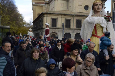 Imágenes del recorrido de los gigantes y cabezudos de Pamplona por San Saturnino