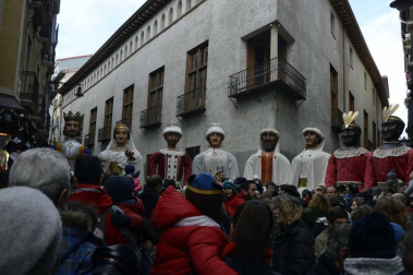 Imágenes del recorrido de los gigantes y cabezudos de Pamplona por San Saturnino