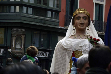 Imágenes del recorrido de los gigantes y cabezudos de Pamplona por San Saturnino