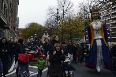 Imágenes del recorrido de los gigantes y cabezudos de Pamplona por San Saturnino