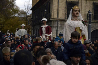 Imágenes del recorrido de los gigantes y cabezudos de Pamplona por San Saturnino