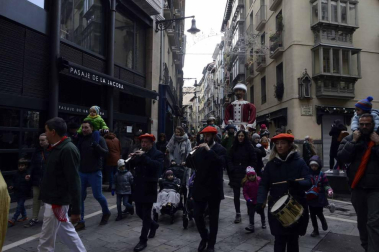 Imágenes del recorrido de los gigantes y cabezudos de Pamplona por San Saturnino