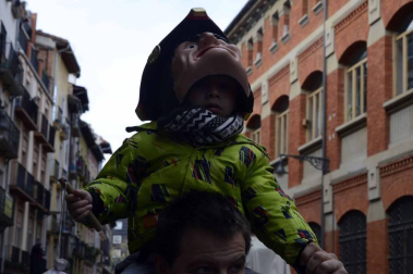 Imágenes del recorrido de los gigantes y cabezudos de Pamplona por San Saturnino