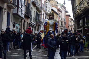 Imágenes del recorrido de los gigantes y cabezudos de Pamplona por San Saturnino