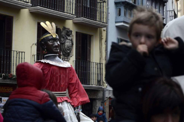 Imágenes del recorrido de los gigantes y cabezudos de Pamplona por San Saturnino