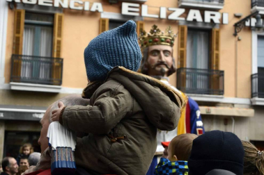 Imágenes del recorrido de los gigantes y cabezudos de Pamplona por San Saturnino