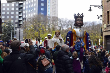 Imágenes del recorrido de los gigantes y cabezudos de Pamplona por San Saturnino