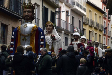 Imágenes del recorrido de los gigantes y cabezudos de Pamplona por San Saturnino
