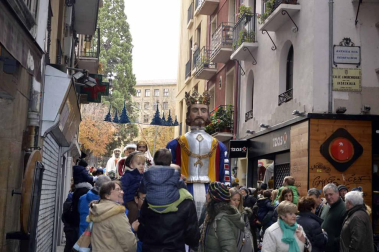 Imágenes del recorrido de los gigantes y cabezudos de Pamplona por San Saturnino