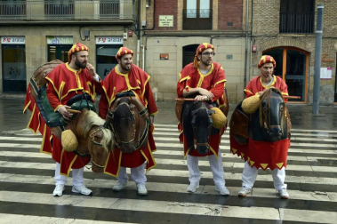 Imágenes del recorrido de los gigantes y cabezudos de Pamplona por San Saturnino