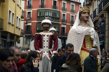 Imágenes del recorrido de los gigantes y cabezudos de Pamplona por San Saturnino