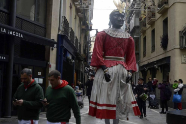 Imágenes del recorrido de los gigantes y cabezudos de Pamplona por San Saturnino