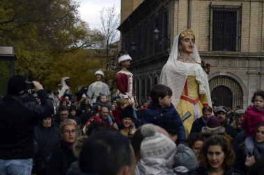 Imágenes del recorrido de los gigantes y cabezudos de Pamplona por San Saturnino