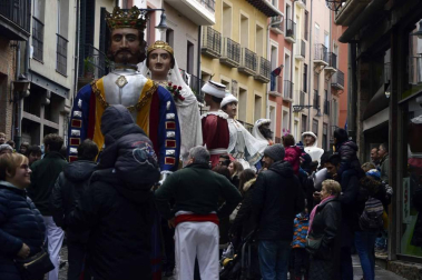 Imágenes del recorrido de los gigantes y cabezudos de Pamplona por San Saturnino