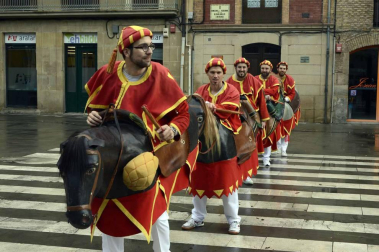 Imágenes del recorrido de los gigantes y cabezudos de Pamplona por San Saturnino