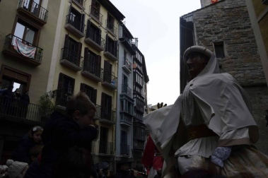 Imágenes del recorrido de los gigantes y cabezudos de Pamplona por San Saturnino