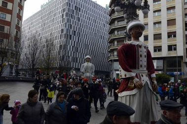 Imágenes del recorrido de los gigantes y cabezudos de Pamplona por San Saturnino