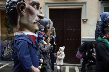 Imágenes del recorrido de los gigantes y cabezudos de Pamplona por San Saturnino