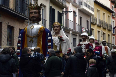 Imágenes del recorrido de los gigantes y cabezudos de Pamplona por San Saturnino