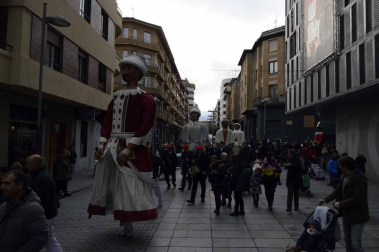 Imágenes del recorrido de los gigantes y cabezudos de Pamplona por San Saturnino