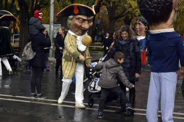 Imágenes del recorrido de los gigantes y cabezudos de Pamplona por San Saturnino
