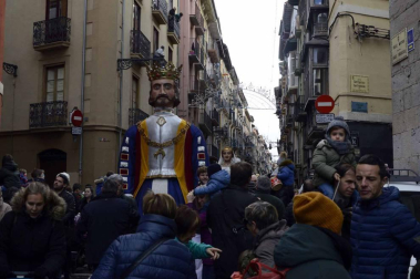 Imágenes del recorrido de los gigantes y cabezudos de Pamplona por San Saturnino