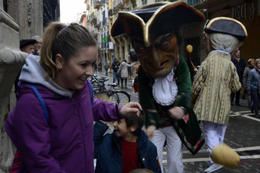 Imágenes del recorrido de los gigantes y cabezudos de Pamplona por San Saturnino