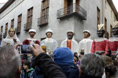 Imágenes del recorrido de los gigantes y cabezudos de Pamplona por San Saturnino