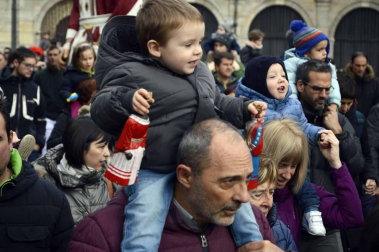 Imágenes del recorrido de los gigantes y cabezudos de Pamplona por San Saturnino