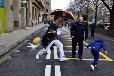 Imágenes del recorrido de los gigantes y cabezudos de Pamplona por San Saturnino