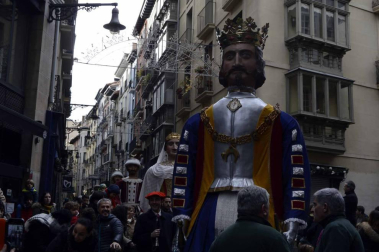 Imágenes del recorrido de los gigantes y cabezudos de Pamplona por San Saturnino