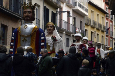 Imágenes del recorrido de los gigantes y cabezudos de Pamplona por San Saturnino