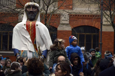 Imágenes del recorrido de los gigantes y cabezudos de Pamplona por San Saturnino